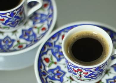 Türkischer Kaffee nach einem schrittweisen Rezept mit Foto