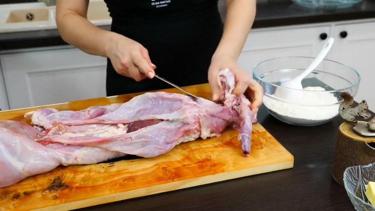 За да готвите заек във фурната, нарежете месото