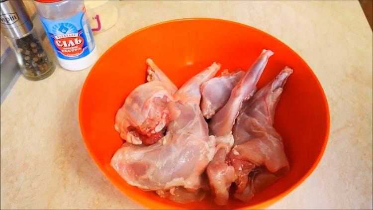 Как да готвим заек в заквасена сметана във фурната с картофи