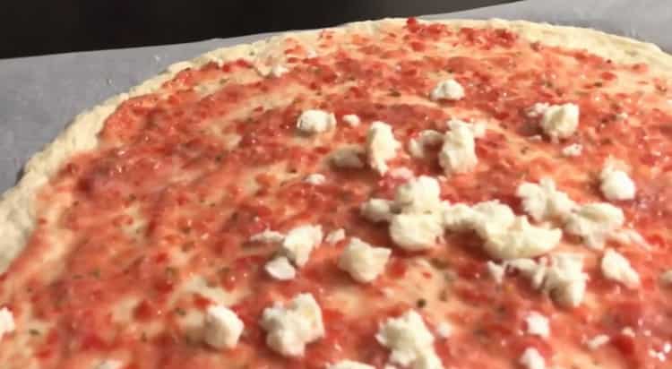 Upang makagawa ng Neapolitan pizza, ilagay ang keso sa kuwarta
