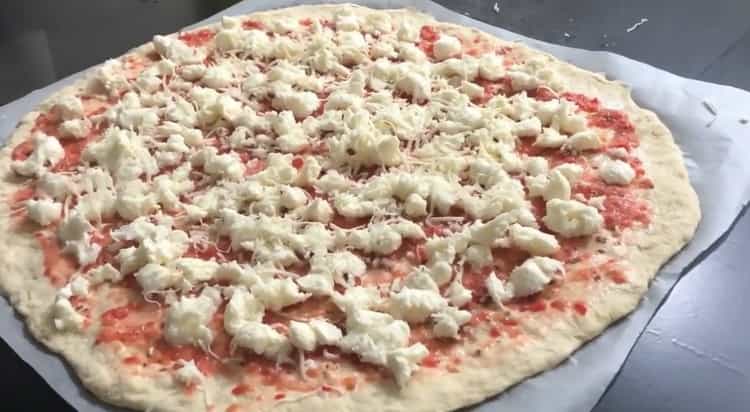 Upang makagawa ng Neapolitan pizza, ihanda ang mga sangkap para sa pagluluto