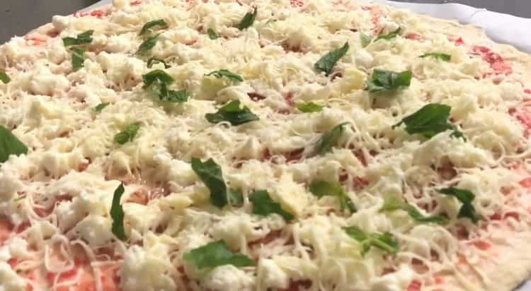 Upang makagawa ng Neapolitan pizza, i-preheat ang oven