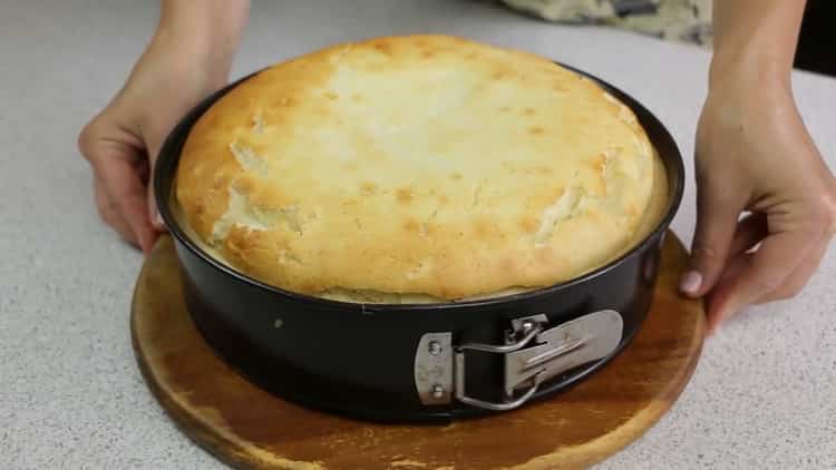 Upang makagawa ng isang bukas na pie na may cottage cheese, pasanin ang oven