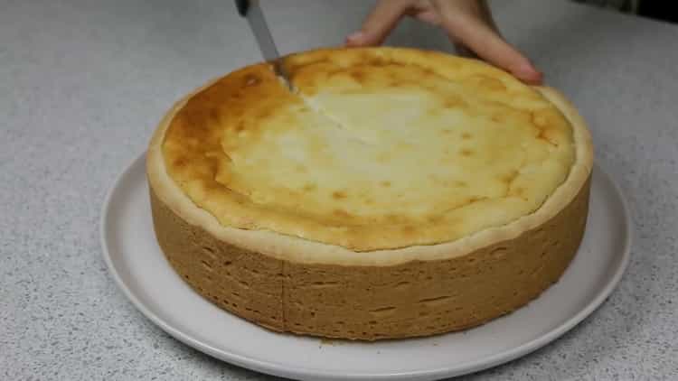 Ang masarap na bukas na pie na may cottage cheese ay handa na