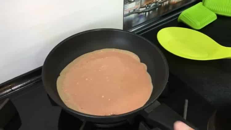 Upang magluto ng cake ng atay ng baka sa atay na may isang simpleng recipe, magprito ng pancake