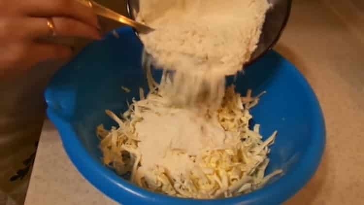 Upang makagawa ng mga lutong bahay na cookies sa margarin, igisa ang harina