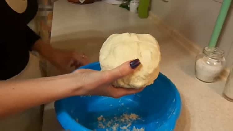 Upang makagawa ng mga homemade cookies sa margarin, masahin ang kuwarta