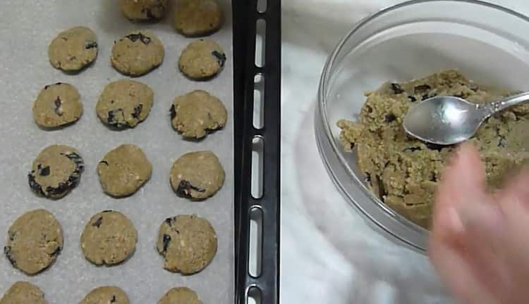 Rye Flour Cookies na may mga Nuts at Raisins