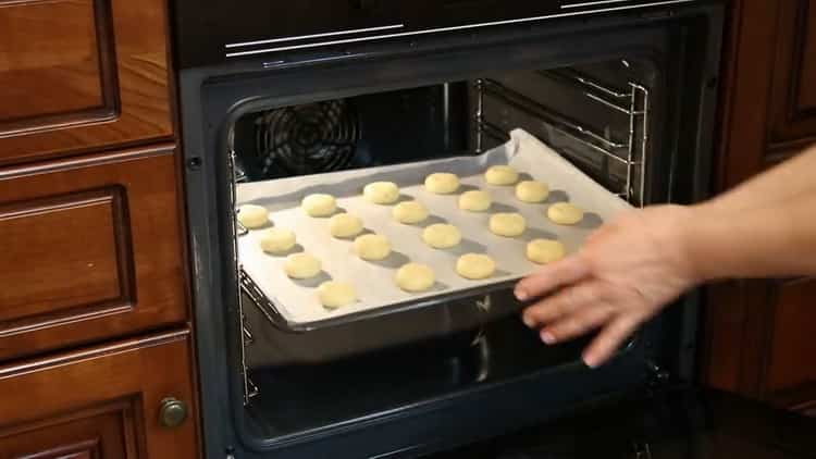 Upang ihanda ang mga cookies sa gatas na may kondensa, maghanda ng isang baking sheet