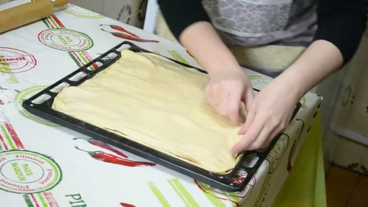 Upang makagawa ng isang pie na may mga isda at patatas, i-on ang oven