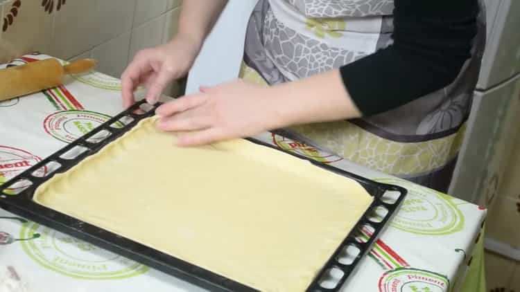 Upang makagawa ng isang pie na may isda at patatas, ilagay ang kuwarta sa isang baking sheet