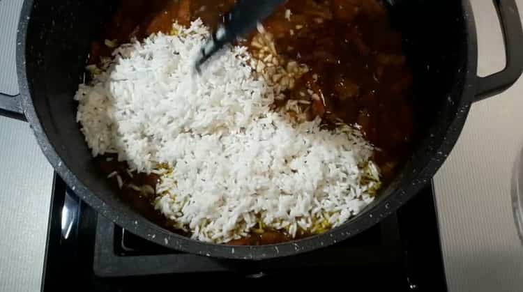 Um Schweinepilaw nach einem einfachen Rezept mit einem Foto zuzubereiten, fügen Sie Reis hinzu