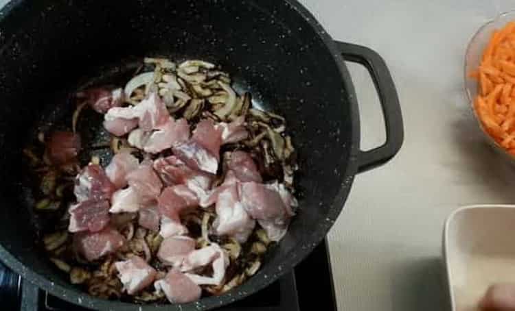 Um Schweinepilaw nach einem einfachen Rezept mit einem Foto zuzubereiten, braten Sie das Fleisch an