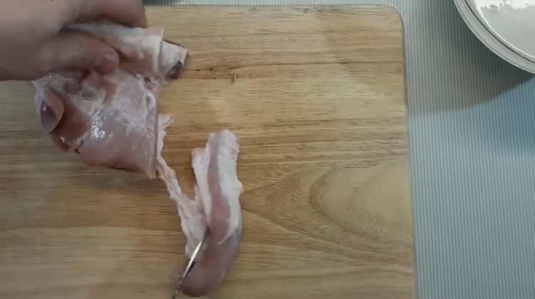 Wenn Sie Schweinepilaw nach einem einfachen Rezept mit Foto zubereiten möchten, hacken Sie das Fleisch