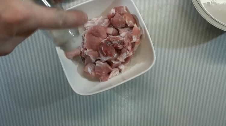 Um Schweinepilaw nach einem einfachen Rezept mit einem Foto zuzubereiten, salzen Sie das Fleisch