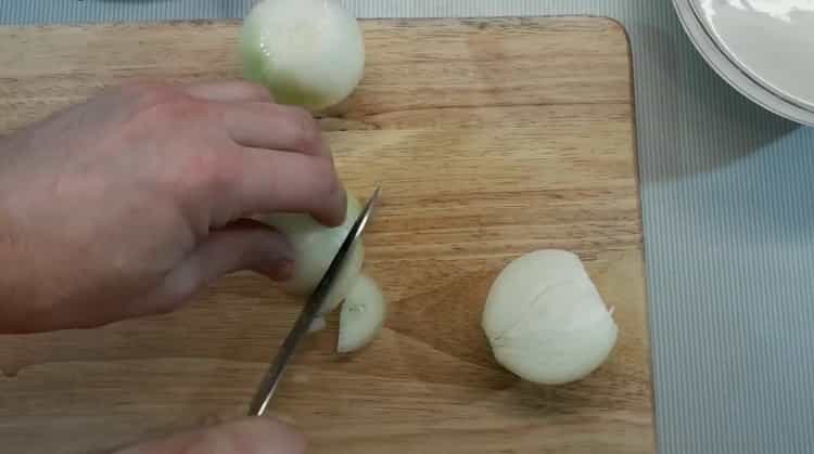Wenn Sie Schweinepilaw nach einem einfachen Rezept mit einem Foto zubereiten möchten, hacken Sie die Zwiebel