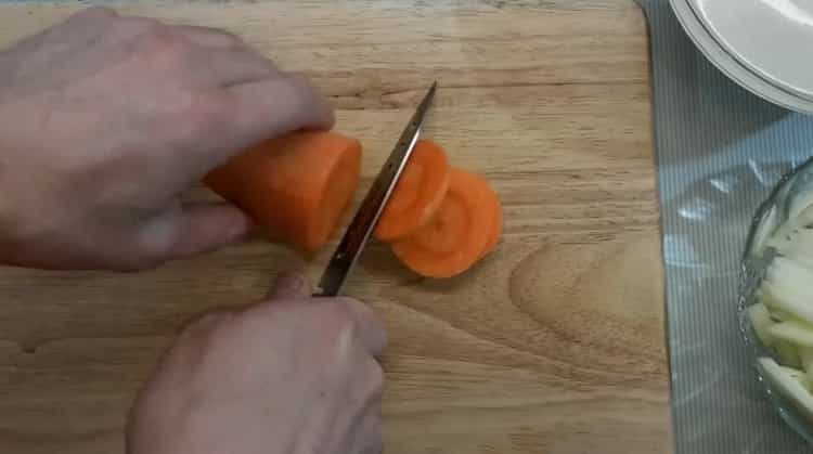 Um Schweinepilaw nach einem einfachen Rezept mit einem Foto zuzubereiten, schneiden Sie Karotten