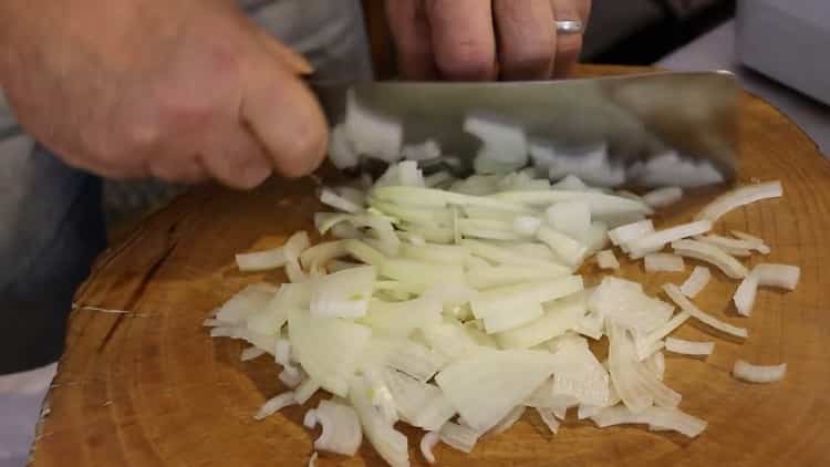 Upang lutuin ang pork pilaf sa isang kawali, i-chop ang sibuyas