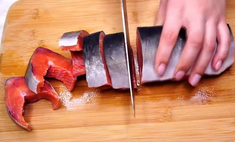 Upang maghanda ng pink salmon sa isang kawali, ihanda ang mga sangkap