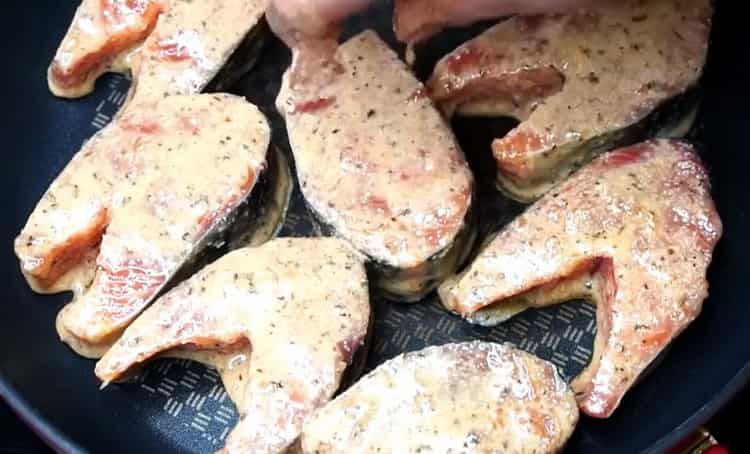 Upang magluto ng pink salmon sa isang kawali, magprito ang isda