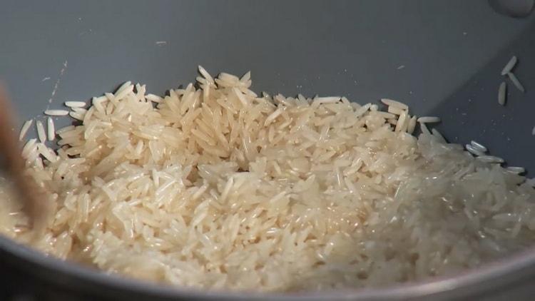 Zum Kochen von Fisch mit Reis die Zutaten anbraten