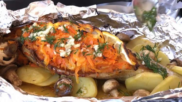 mackerel sa foil na luto ayon sa isang simpleng recipe sa oven ay handa na.