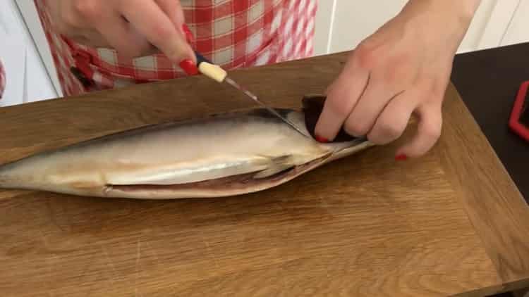 Upang ihanda ang mackerel sa foil, ihanda ang mga sangkap