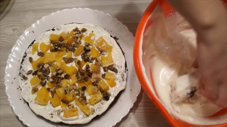 Upang makagawa ng isang pancho cake na may pinya at walnut, ilagay ang mga dalandan sa cake