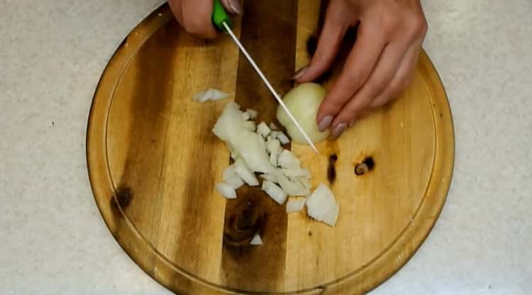 Upang magluto ng nilaga sauerkraut, i-chop ang sibuyas