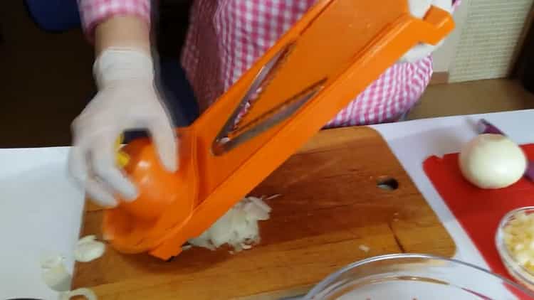 Reiben Sie die Zwiebeln, um den Manti nach einem einfachen Rezept für den Manti vorzubereiten