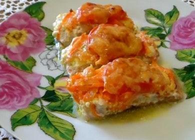 Köstlicher rosafarbener Lachs mit Tomaten und Käse im Ofen: Kochen mit schrittweisen Fotos.