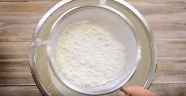 Igisa ang harina sa pamamagitan ng pagdaragdag ng baking powder dito.