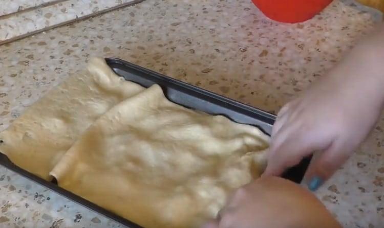 Das zweite Teigstück ausrollen und die Oberseite des Kuchens daraus formen.