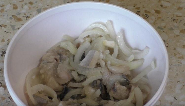 Für die Füllung die geschälte Makrele in Stücke schneiden und mit der in halbe Ringe geschnittenen Zwiebel mischen.