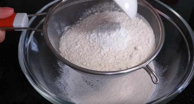 Pagsamahin ang harina sa baking powder at pag-ayos sa pamamagitan ng isang salaan.