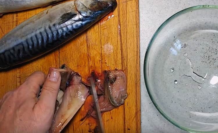 Habang ang marinade ay infused, linisin at gat ang mackerel.