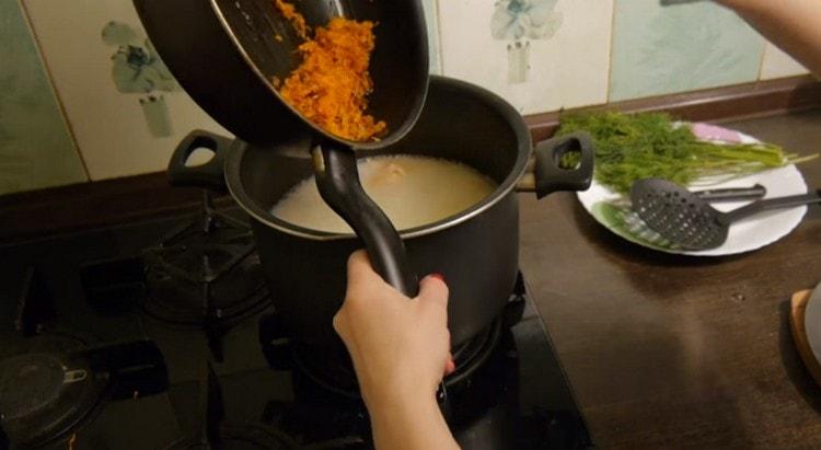 Fügen Sie Braten einer fast bereiten Suppe hinzu.