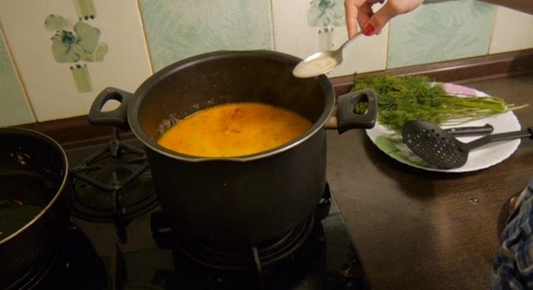 Wie Sie sehen können, ist cremige Suppe mit Lachs einfach zuzubereiten.