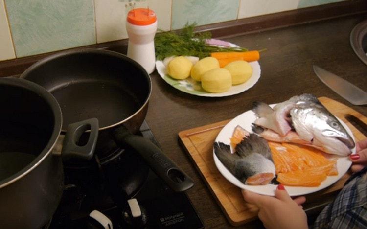 Für eine solche Suppe kann man mit Lachskopf und Lachsschwanz mehrere Filetstücke nehmen.