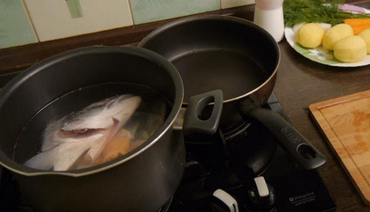 Füllen Sie den Fisch in eine Pfanne mit Wasser und stellen Sie ihn zum Kochen ein.