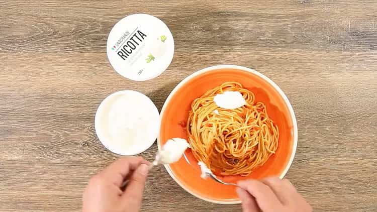 Magdagdag ng keso upang gumawa ng spaghetti na may tomato paste