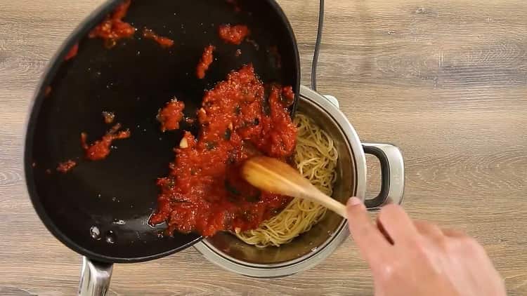 Magdagdag ng sarsa upang makagawa ng spaghetti na may tomato paste