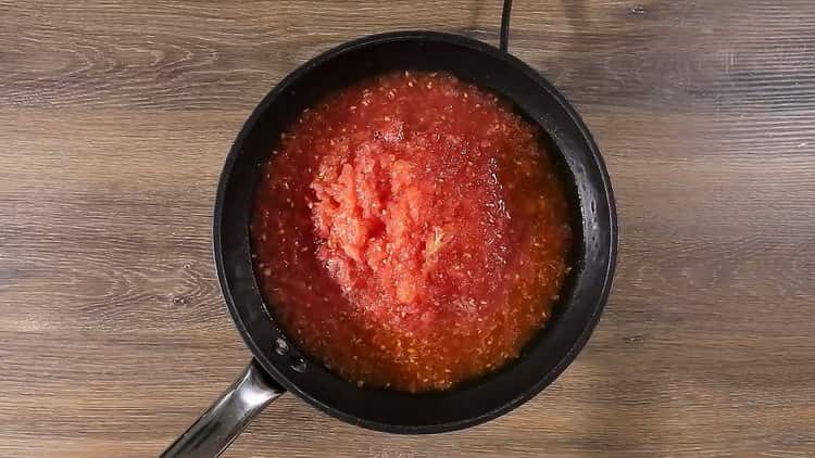 Upang magluto ng spaghetti na may tomato paste, painitin ang kawali