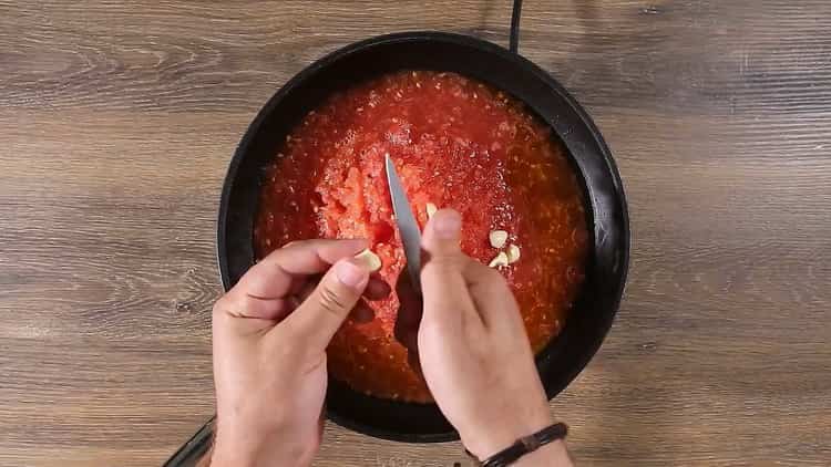 Upang makagawa ng spaghetti na may tomato paste, ihanda ang bawang