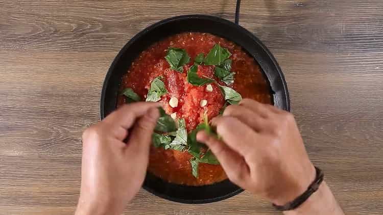 Upang maghanda ng spaghetti na may tomato paste, maghanda ng basil