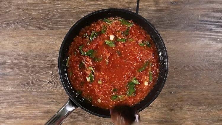 Upang makagawa ng spaghetti na may tomato paste, ihalo ang mga sangkap
