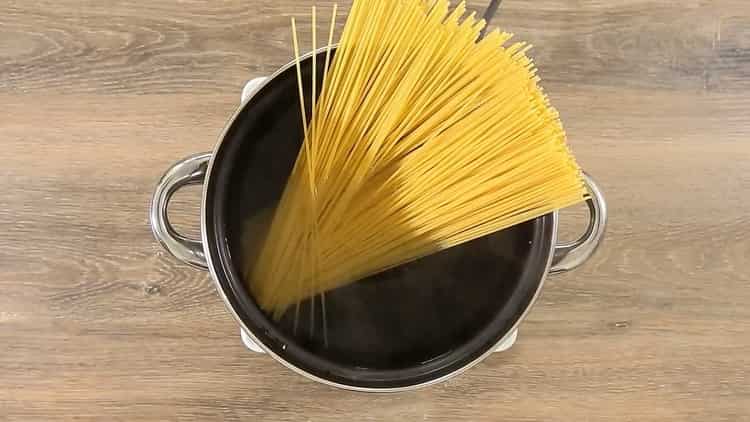 Upang magluto ng spaghetti na may tomato paste, pakuluan ang mga sangkap