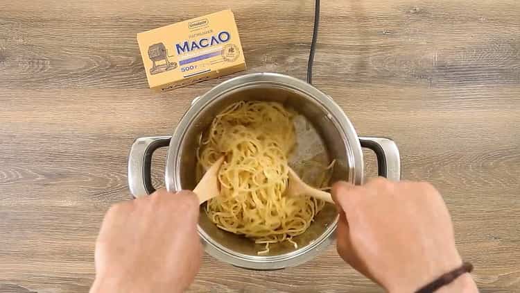 Magdagdag ng spaghetti upang makagawa ng spaghetti na may tomato paste