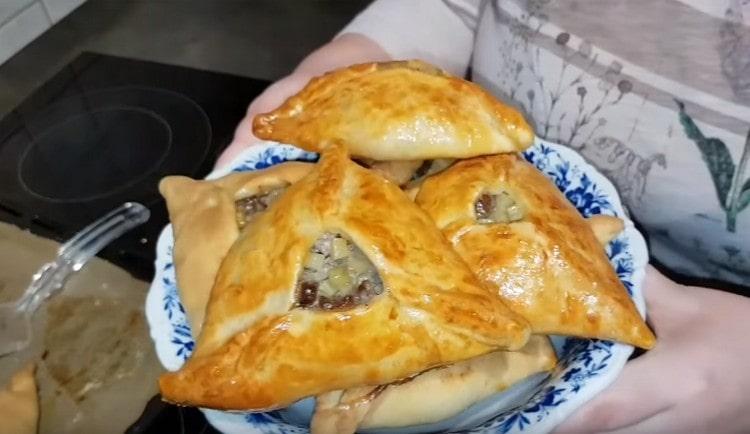 Narito ang mga masarap na Tatar pie na nakuha namin.