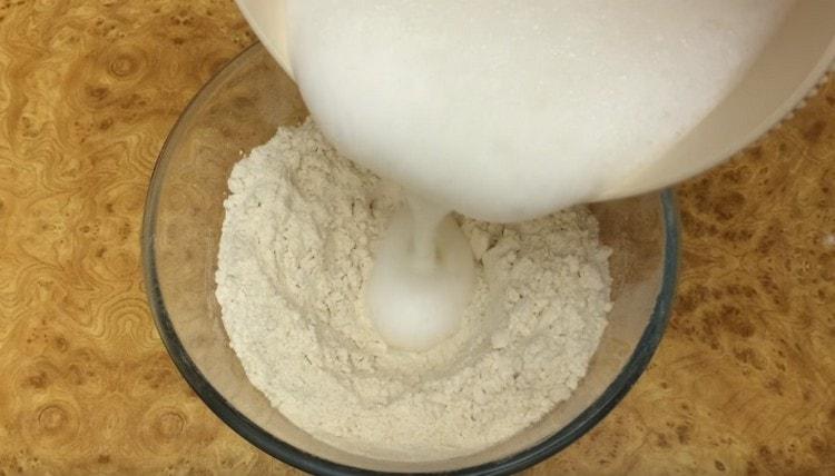 Lush puting bula ay ipinakilala sa pre-sifted flour.
